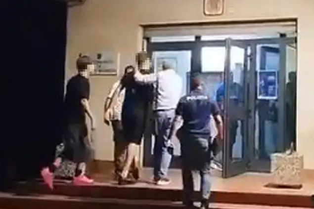 Fermo immagine da video esclusivo del TG1, che mostra il momento dell'arrivo nel commissariato di polizia del 17enne sequestrato a Vittoria